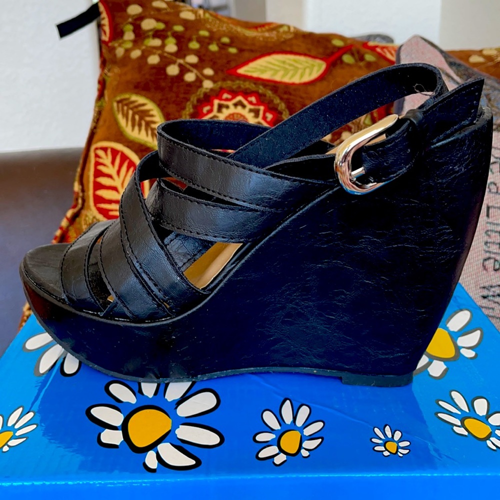 Beautiful strapped black sandals.  Style and comfort! Perfect for any outfit